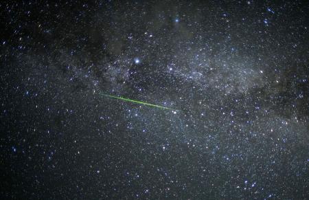 　「ペルセウス座流星群」が出現のピークを迎え、新潟県佐渡市で見られた流れ星＝１２日夜（１０秒露光）