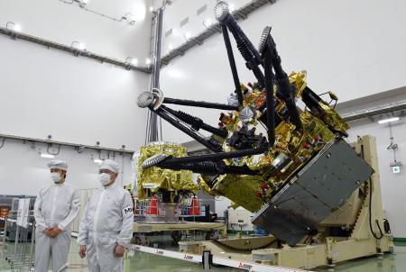 　ＪＡＸＡが公開した火星衛星探査計画「ＭＭＸ」の探査機＝１３日午後、鹿児島県の種子島宇宙センター