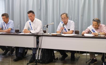 　中部電力への申し入れ後、記者会見する福島第１原発事故を巡る集団訴訟原告団長の中島孝さん（右から２人目）＝１８日午後、名古屋市