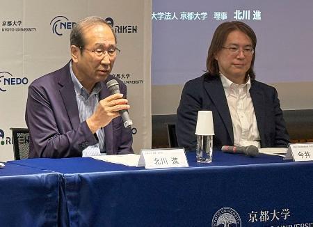 　記者会見する京都大の北川進特別教授（左）＝２０日、京都市