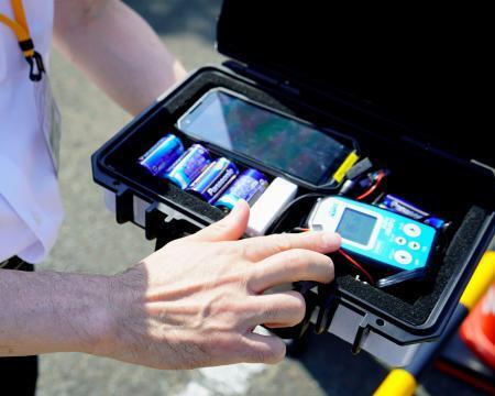 　実証試験で使われたスマートフォンや放射線測定器＝２４日午後、茨城県ひたちなか市