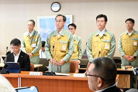 　浜岡原発廃炉費用の不適切な手続きによる請求について、静岡県御前崎市議らに説明する中部電力の豊田哲也原子力本部長（前列中央）＝２７日午後、御前崎市議会
