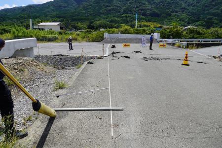 　地震で１２７センチの横ずれを確認した道路＝７月３１日、熊本県八代市（福岡教育大・岩佐佳哉講師提供）