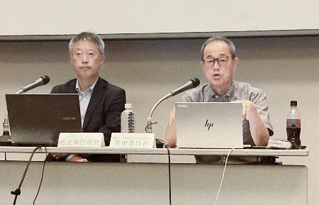 　原子力損害賠償・廃炉等支援機構が福島市で開いた対話集会で発言する更田豊志廃炉総括監（右）＝８月