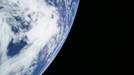 　超小型天文衛星「ＶＥＲＴＥＣＳ」が撮影した地球（ＶＥＲＴＥＣＳプロジェクト提供）