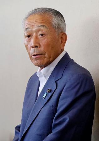 　茨城県常陸大宮市議会の会合後、記者団の取材に応じる秋山信夫議長＝９日午前、常陸大宮市役所