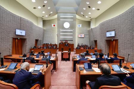 　茨城県常陸大宮市の市議会本会議＝１８日午前