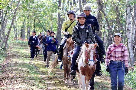 　オープンしたトレッキングコースで馬に試乗する関係者＝９月３０日、北海道標茶町
