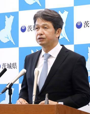 　定例記者会見で発言する茨城県の大井川和彦知事＝２日午後、茨城県庁