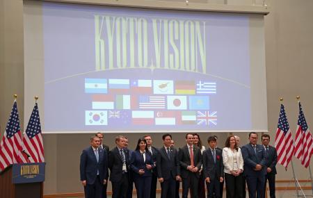 　「京都ビジョン」宣言を発表した米ホワイトハウス科学技術政策局のクラツィオス局長（前列左から５人目）ら。同６人目は古川デジタル相＝４日午後、京都市
