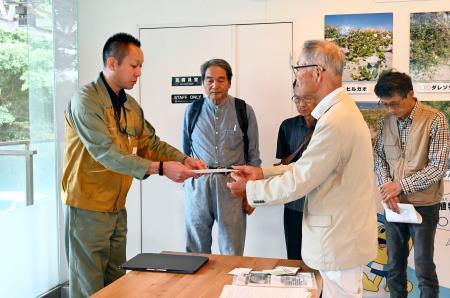 　中部電力の担当者（左）に要望書を提出する竹野昇さん＝５日午前、静岡県御前崎市