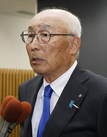 　取材に応じる山口県上関町の西哲夫町長＝５日午前、上関町役場