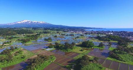 　「世界ジオパーク」に推薦されると決まった「鳥海山・飛島」に含まれる鳥海山（奥）と九十九島（日本ジオパークネットワーク提供）