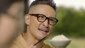 　福島県産のコメと牛肉の安全性をＰＲする松岡昌宏さん（福島県提供）