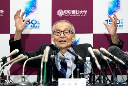 　ノーベル化学賞に決まり、記者会見する☆合憲三（そあい・けんそう）・東京理科大名誉教授＝７日午後１０時２９分、東京都新宿区（注）☆は石ヘンに峡の旧字体のツクリ