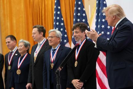 　トランプ米大統領（右端）から国家科学賞を授与されたイーロン・マスク氏（右から４人目）ら＝８日、米ワシントン（ＡＰ＝共同）