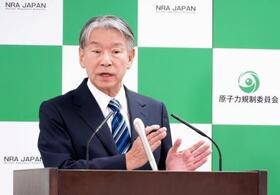 　記者会見する原子力規制委員会の山中伸介委員長＝１４日午後、東京都港区