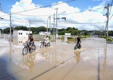 　大雨で水に漬かった千葉県大網白里市内＝８月１４日