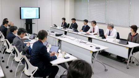 　核のごみの最終処分について議論する経産省の有識者会合＝２６日午前、経産省