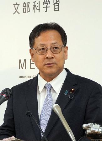 　閣議後会見する関文科相＝２７日午前、文科省