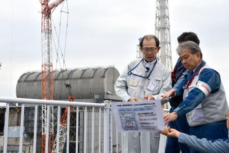 　東京電力福島第１原発を視察し、説明を受ける福島県の内堀雅雄知事（左）＝３０日（代表撮影）