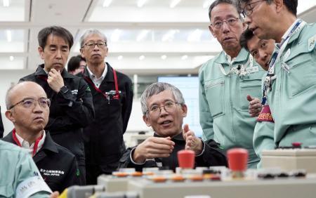 　建設中の日本原燃の使用済み核燃料再処理工場で中央制御室を視察する原子力規制委員会の長崎晋也委員（中央）＝３０日午後、青森県六ケ所村（規制委提供）