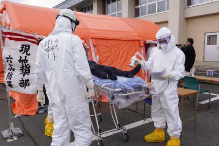 　使用済み核燃料再処理工場の事故を想定し、搬送されたけが人の放射線量測定の訓練＝３１日午前、青森県六ケ所村