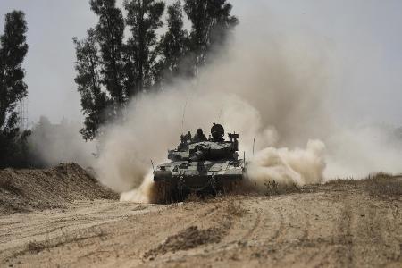 　イスラエル南部を移動するイスラエル軍の戦車（ＡＰ＝共同）