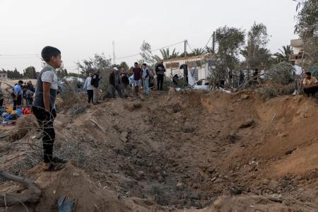 　２２日、ガザ最南部ラファにある空爆を受けた避難民のキャンプ（ロイター＝共同）