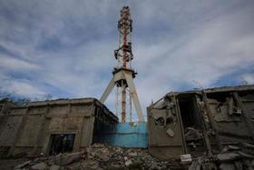 　ロシアのミサイル攻撃により破壊されたテレビ塔＝２２日、ウクライナ東部ハリコフ州（ロイター＝共同）