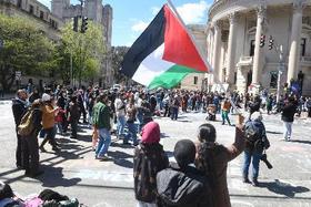 　２２日、米東部コネティカット州のエール大前で抗議デモを行う親パレスチナの学生ら（ＡＰ＝共同）