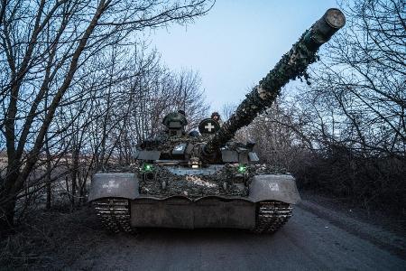 　ウクライナ軍の戦車と兵士＝３月（ゲッティ＝共同）