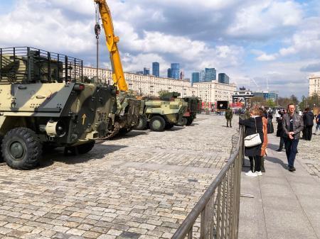 　モスクワの戦勝記念公園で、ウクライナ側から奪った戦闘車両を見物する市民＝２５日（共同）