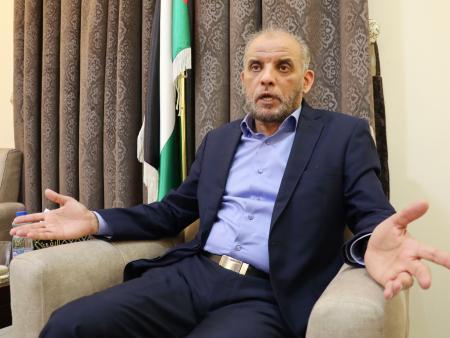 　２日、カタール・ドーハで取材に応じたイスラム組織ハマスの政治部門幹部ホサム・バドラン氏（共同）
