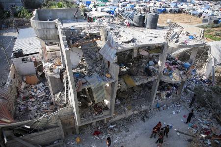 　３日、パレスチナ自治区ガザ南部ラファで、イスラエルの攻撃によって破壊された建物（ロイター＝共同）