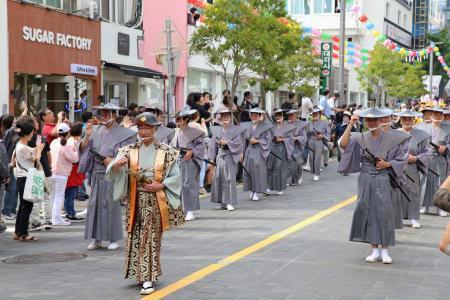 　４日、韓国・釜山で行われた「朝鮮通信使」の行列を再現したパレードで、武士に扮して参加した長崎県対馬市の人たち（共同）