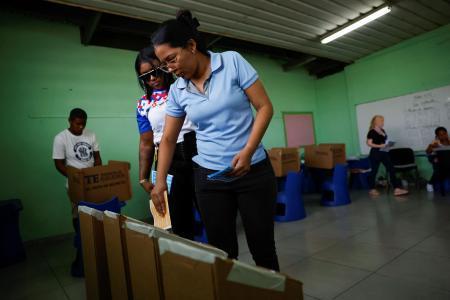 　５日、パナマ市近郊で票を投じる有権者（ロイター＝共同）