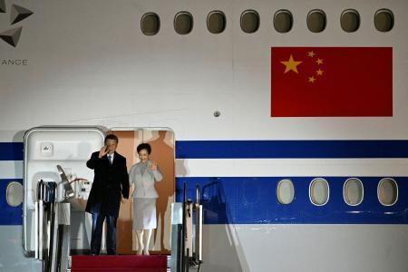 　ハンガリー首都ブダペストの空港に到着した中国の習近平国家主席（左）＝８日（ロイター＝共同）