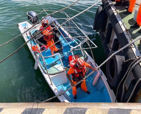 　中国籍の男が台湾北部・淡水河の河口まで乗ってきた小型船（台湾海巡署提供・共同）