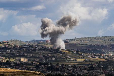 　イスラエル軍の攻撃で国境地帯のレバノン側に立ち上る煙＝５月５日、イスラエル北部（ロイター＝共同）