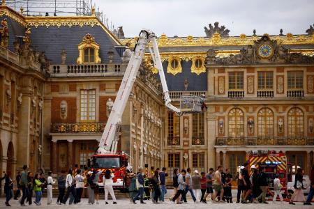 　パリ郊外のベルサイユ宮殿で、消火活動に当たる消防隊員ら＝１１日（ロイター＝共同）