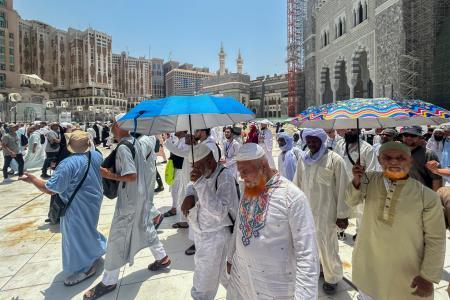 　サウジアラビア・メッカで日傘を差す巡礼者たち＝１２日（ＡＰ＝共同）