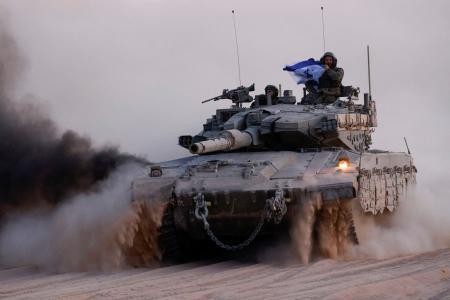 　ガザ地区との境界に近いイスラエルを走行するイスラエル軍の戦車＝１３日（ロイター＝共同）