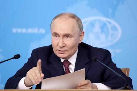　１４日、モスクワのロシア外務省で演説するプーチン大統領（タス＝共同）