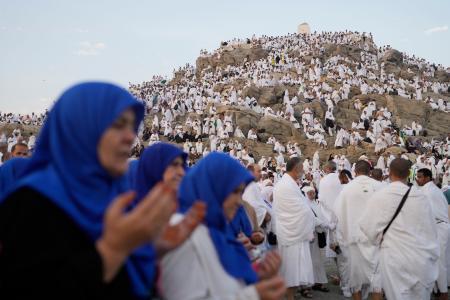 　１５日、サウジアラビア・メッカ郊外のアラファト山で祈りをささげる巡礼者（ＡＰ＝共同）