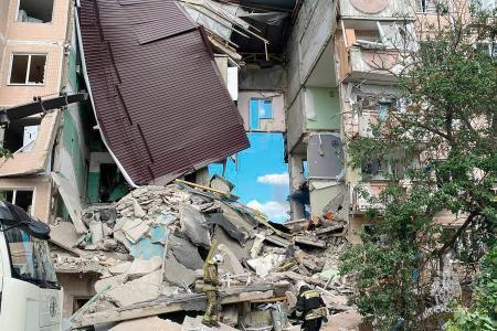 　１４日、ロシア西部ベルゴロド州シェベキノで、ウクライナ軍の攻撃により崩れた住宅（タス＝共同）