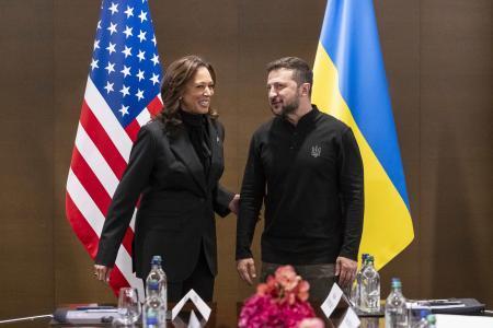 　１５日、ハリス米副大統領（左）を出迎えるウクライナのゼレンスキー大統領＝スイス中部（Ａｌｅｓｓａｎｄｒｏ　ｄｅｌｌａ　Ｖａｌｌｅ／Ｋｅｙｓｔｏｎｅ提供、ＡＰ＝共同）