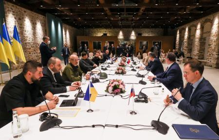 　停戦協議を行うウクライナ側（左）とロシア側の交渉団＝２０２２年３月２９日、トルコ・イスタンブール（タス＝共同）