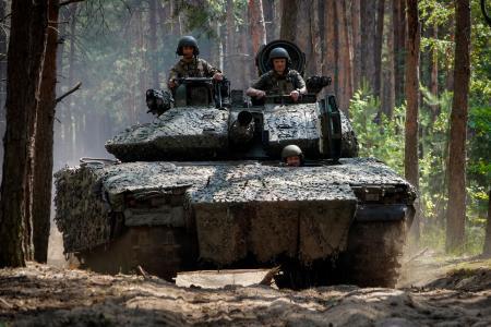 　ウクライナ東部ハリコフ州の前線近くでスウェーデン製戦闘車両に乗るウクライナ兵＝１８日（ＡＰ＝共同）
