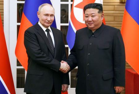 　会談前に握手するロシアのプーチン大統領（左）と北朝鮮の金正恩朝鮮労働党総書記＝１９日、平壌（ＡＰ＝共同）